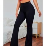 Pantalón largo negro para mujer con aberturas laterales en la cintura y pierna acampanada